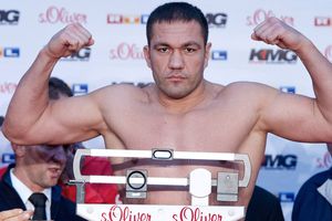 Boxeador que besó a reportera recibe suspensión de seis meses