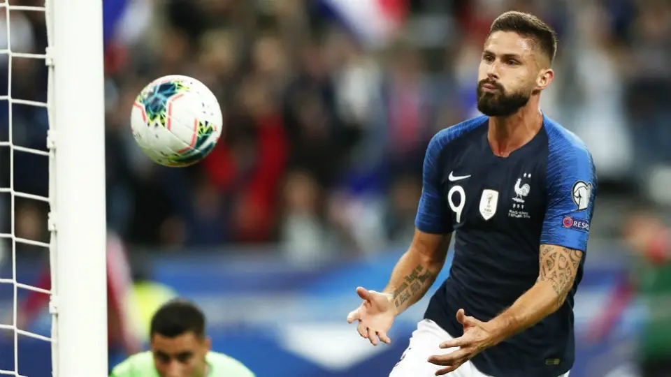Olivier Giroud lamentó las pancartas homófobas en el futbol francés