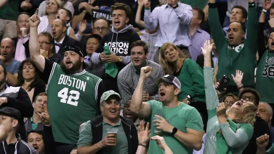 Celtics veta dos años a menor de edad que insultó a Golden State