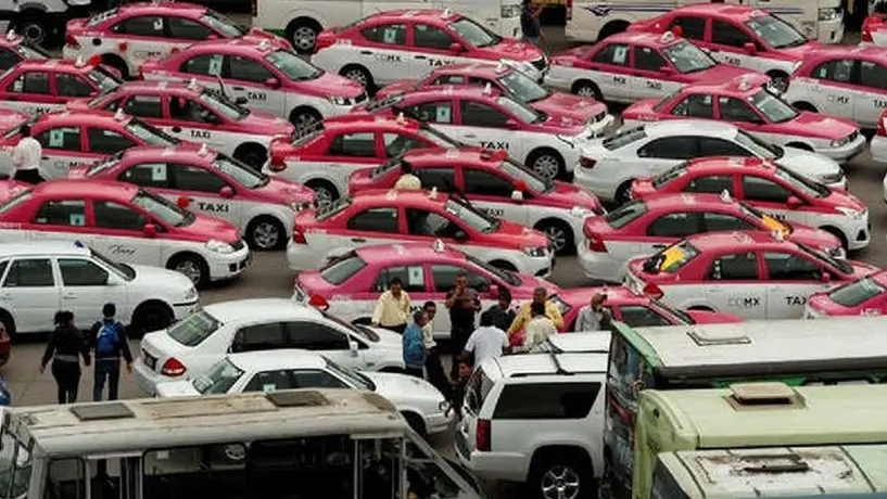 Semovi cancelará licencia de taxista que 'destrozó' parabrisas de auto particular
