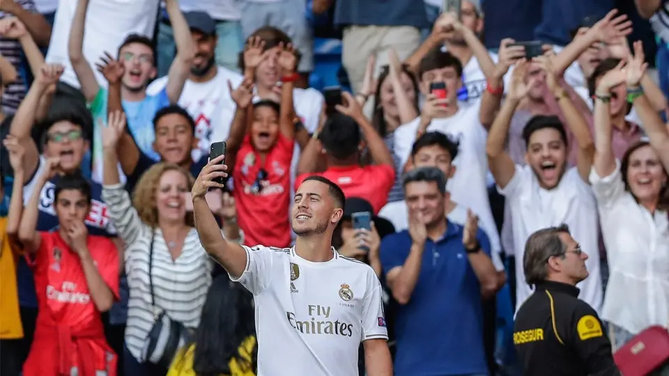Aficionado con jersey del Barcelona asistió a la presentación de Eden Hazard