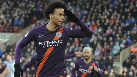 Man City derrota al Huddersfield y sigue de cerca al Liverpool