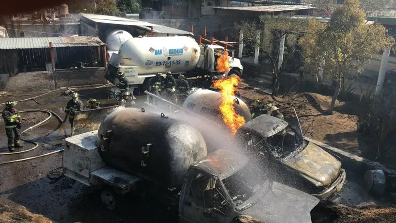 Incendio de dos pipas de gas deja heridos en Milpa Alta