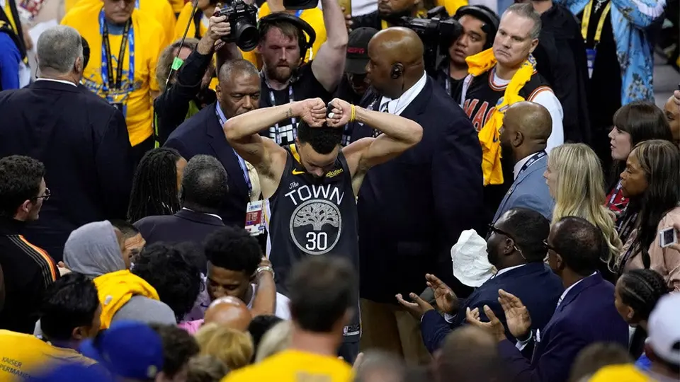 Aficionado de Warrios destroza pantallas tras derrota ante Raptors