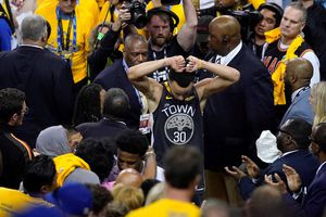 Aficionado de Warrios destroza pantallas tras derrota ante Raptors