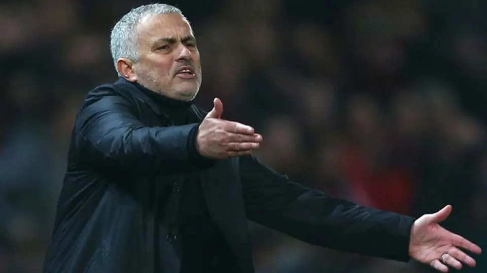 Mourinho se lleva los reflectores en juego de hockey tras caída