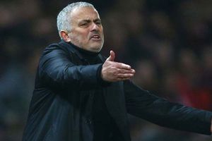 Mourinho se lleva los reflectores en juego de hockey tras caída