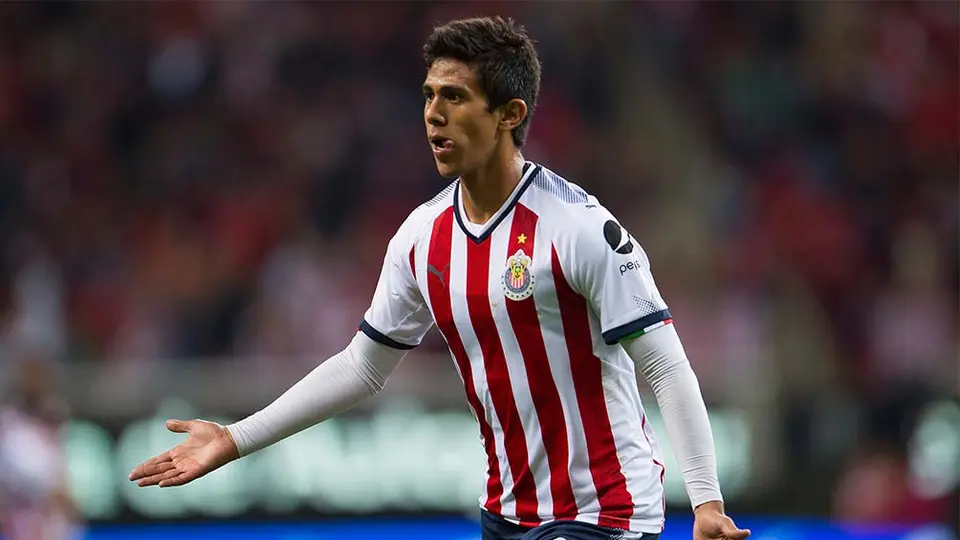 Higuera habría dado de baja a JJ Macías de Chivas por enfrentarlo en el vestidor