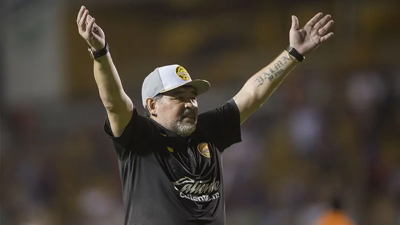 Maradona acude a bautizo de su nieto tras problemas de salud