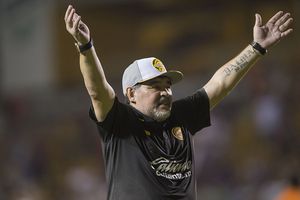 Maradona acude a bautizo de su nieto tras problemas de salud
