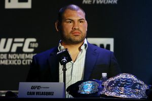 Caín Velásquez anunció el fallecimiento de su madre