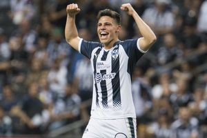 Ponchito González lanza la primera bola en el Cardinals vs Reds