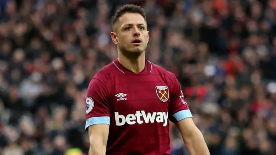 Miguel Layún elogia a Chicharito tras doblete vs Huddersfield Town