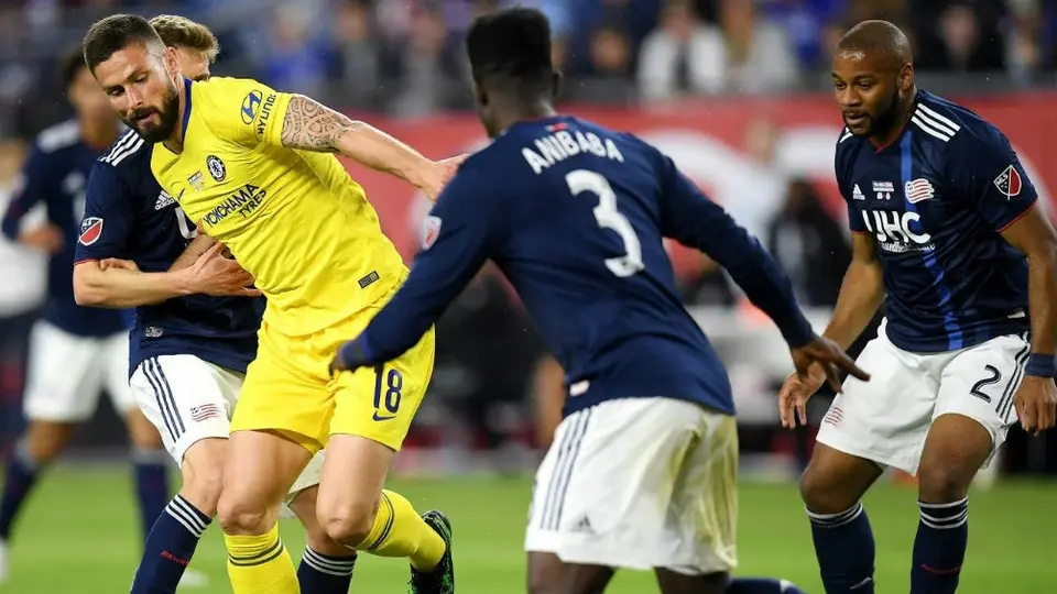 Jugadores del Chelsea reciben playeras de Patriots