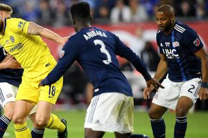 Jugadores del Chelsea reciben playeras de Patriots