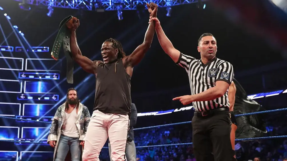 R-Truth festeja con el título 24/7 en SmackDown | WWE.COM