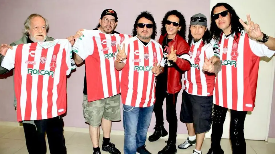 Alex Lora y Napoleón se ponen la playera del Necaxa