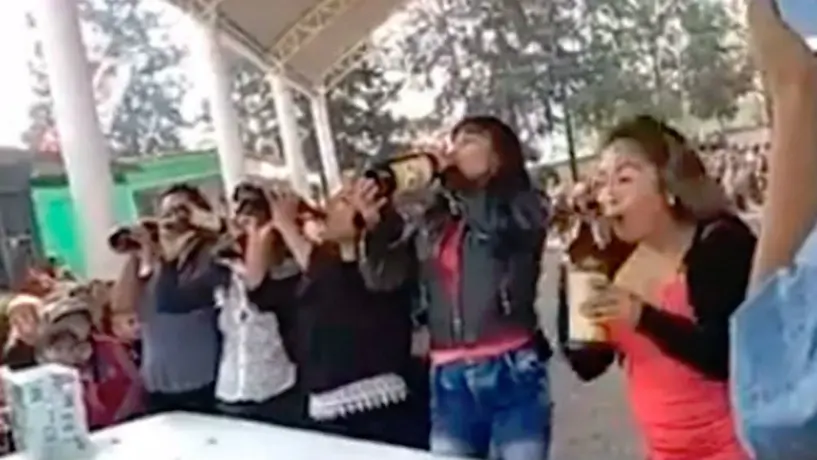 Mamás se miden en concurso de caguamas por una licuadora
