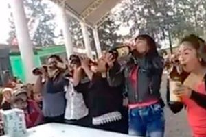 Mamás se miden en concurso de caguamas por una licuadora