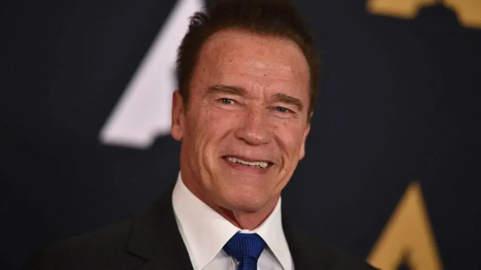 Arnold Schwarzenegger recibe patada por la espalda en Sudáfrica