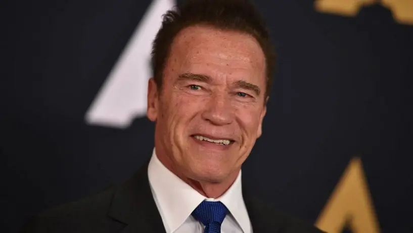 Arnold Schwarzenegger recibe patada por la espalda en Sudáfrica