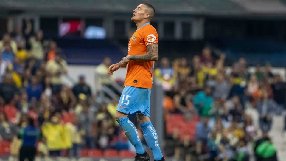 Nico Castillo es abucheado por la afición del América