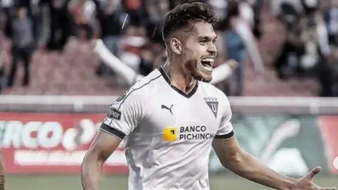 Pumas se fortalece y amarra al defensa Nicolás Freire