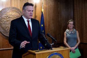 Gobernador de Alaska ofrece a Trump enviar militares a frontera con México