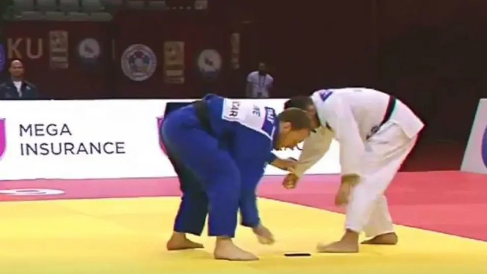 Judoca portugués es descalificado tras competir con su celular
