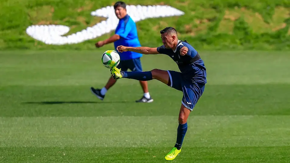 Elías Hernández entrena sin señales de lesión en la rodilla