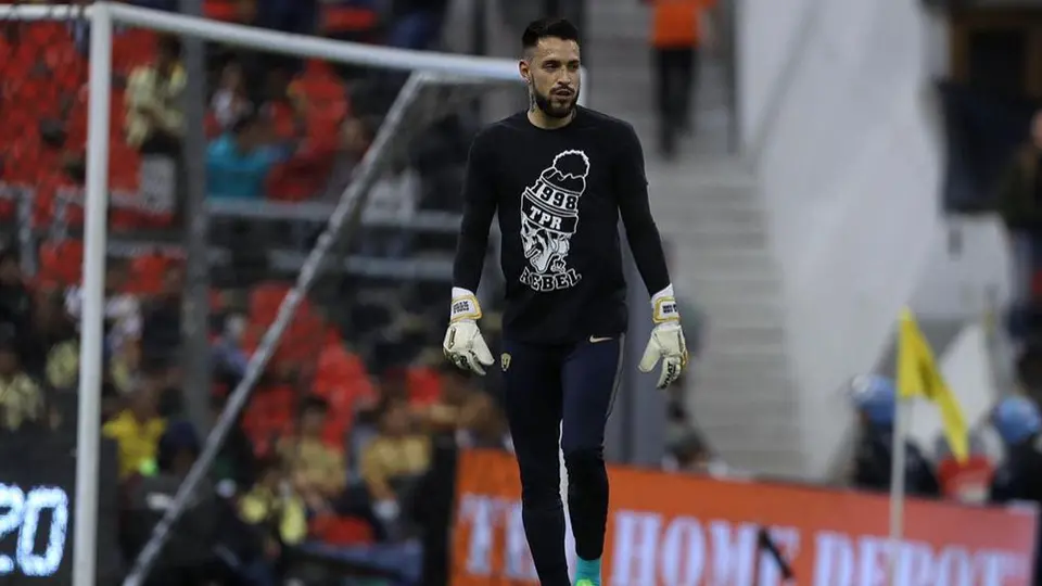 Pollo Saldívar salió a calentar con una playera de La Rebel