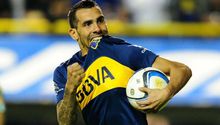 Carlos Tévez luce playera del Toluca como regalo de Fernando Tobio