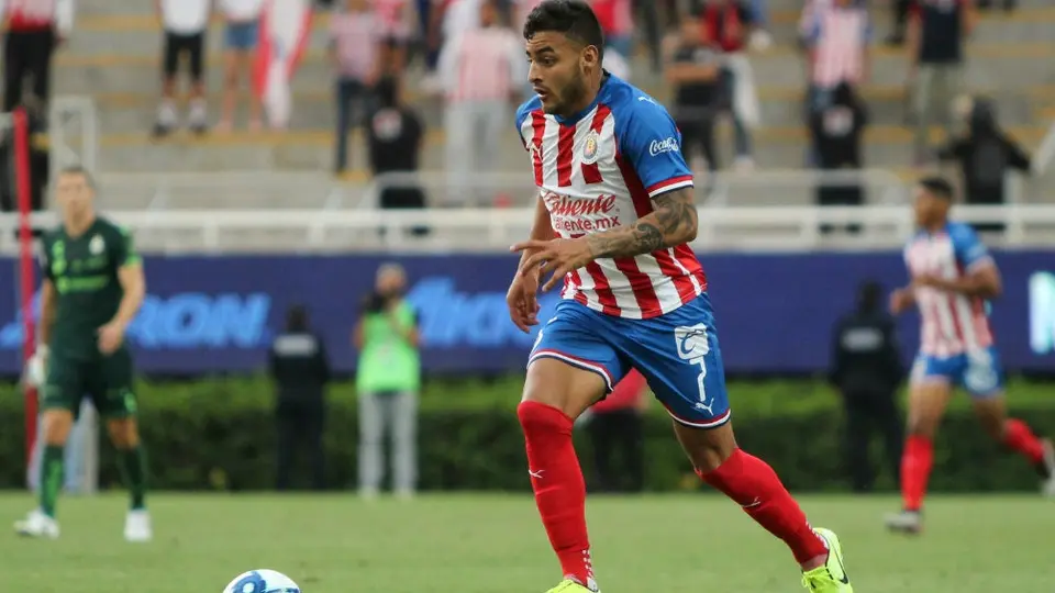 Alexis Vega es titular y Oribe Peralta va a la banca con Chivas ante Cruz Azul