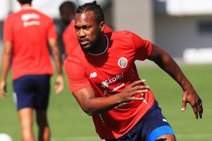 Seleccionado costarricense de futbol presume jersey de Infinity Esports