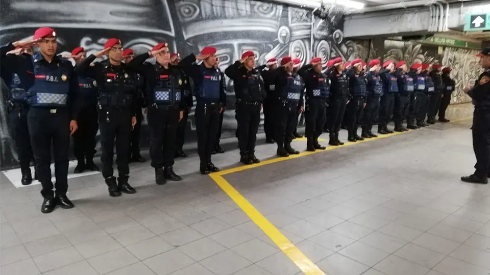 Policía es noqueado por vendedor ambulante en el metro