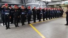 Policía es noqueado por vendedor ambulante en el metro