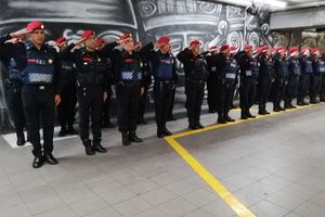 Policía es noqueado por vendedor ambulante en el metro