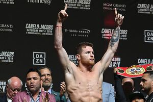 Canelo presume foto con Maluma antes de pelea contra Jacobs