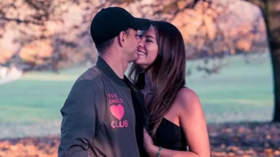 Chicharito anuncia que tendrá bebé con Sarah Kohan