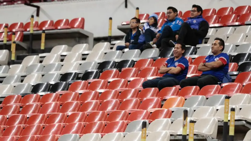 Cruz Azul, 'abandonado' por su afición ante malos resultados