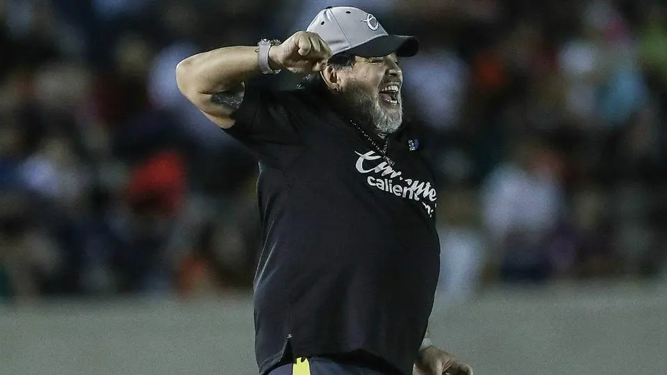 Gimnasia y Esgrima oficializó a Diego Maradona como su nuevo técnico
