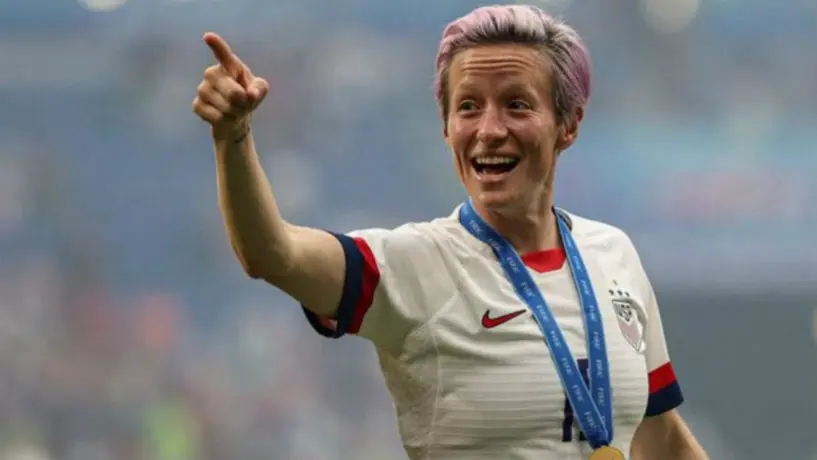 Megan Rapinoe ayudó a una señora a tomar la selfie perfecta