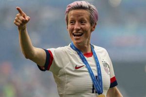 Megan Rapinoe ayudó a una señora a tomar la selfie perfecta