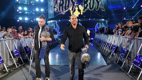 Hardy Boyz dejan vacantes los títulos en Pareja de SmackDown