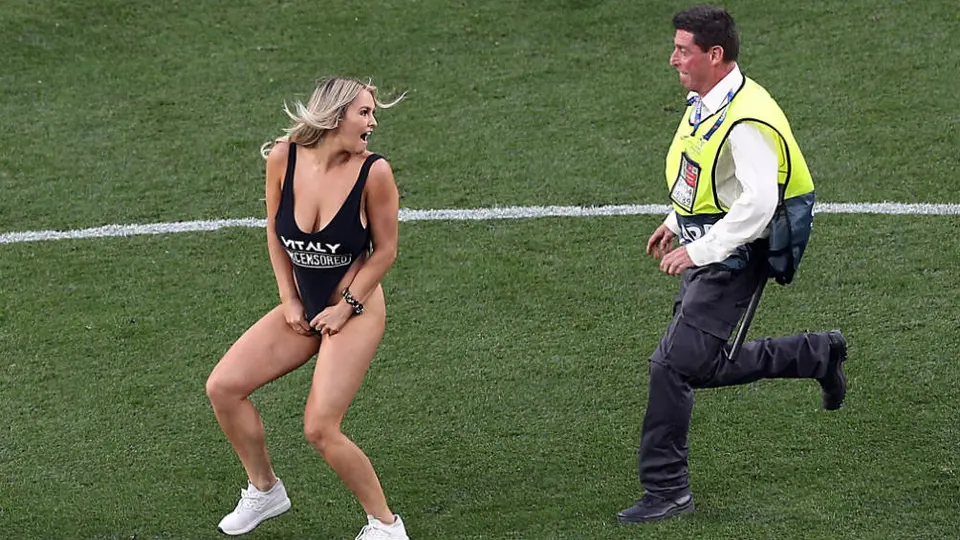 Mujer invade el campo del Metropolitano durante Final de Champions
