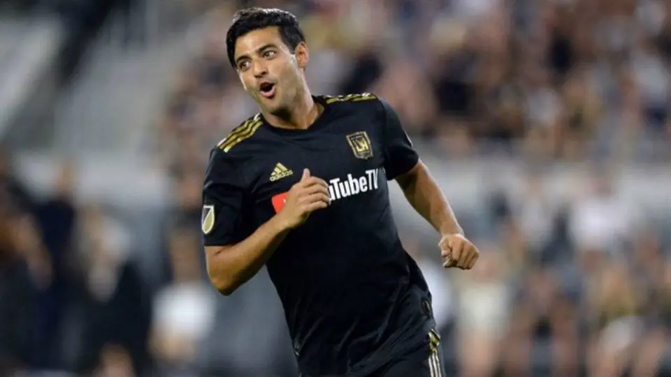 Carlos Vela anota su gol 21 de la temporada frente al Galaxy