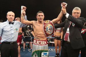 'Alacrán' Berchelt da golpe de autoridad y derrota a 'Bandido' Vargas