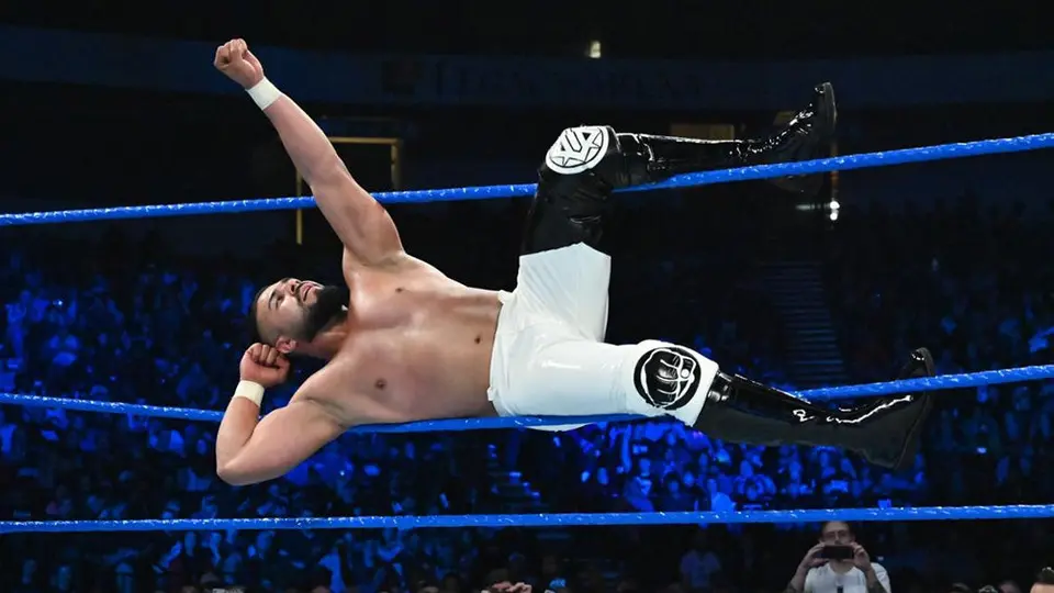Andrade 'Cien' Almas derrota a Rey Mysterio en SmackDown