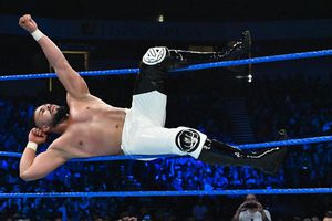 Andrade 'Cien' Almas derrota a Rey Mysterio en SmackDown