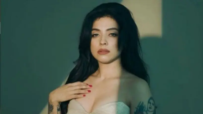 "No estén mam...": Mon Laferte a  fans de Interpol